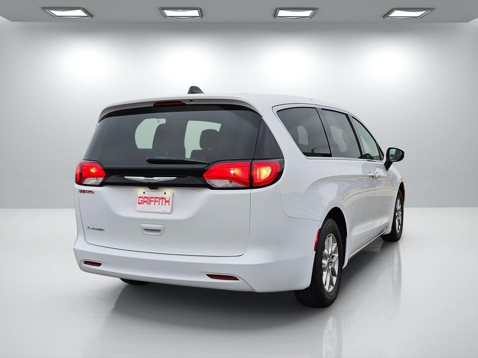 2022 Chrysler Voyager LX